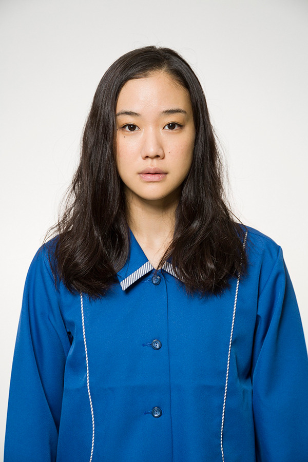 安曇春子に扮する蒼井優