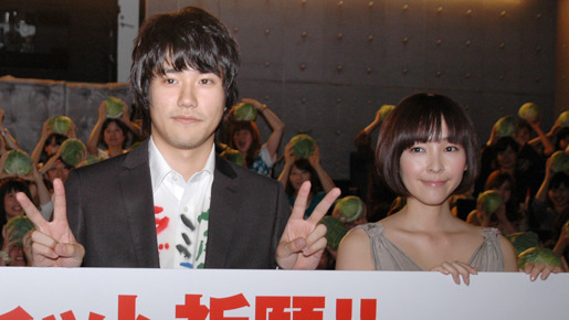 詰めかけた観客には作品にちなんでキャベツがひとり一個プレゼントされた