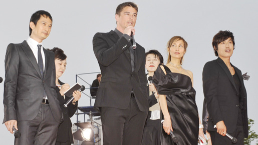 『アイ・カム・ウィズ・ザ・レイン』ジャパン・プレミア。（左から）トラン・アン・ユン監督、ジョシュ・ハートネット、トラン・ヌー・イェン・ケー、イ・ビョンホン