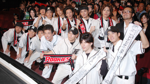 『ROOKIES』初日舞台挨拶に集合したニコガクメンバーたち。（前列左から）桐谷健太、中尾明慶、小出恵介、佐藤隆太、市原隼人、城田優、高岡蒼甫、（後列左から）村川絵梨、石田卓也、尾上寛之、五十嵐隼士、佐藤健、川村陽介、山本裕典、平川雄一朗監督