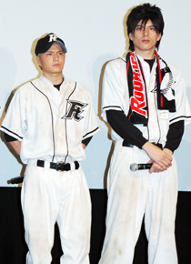 エース・安仁屋を演じた市原隼人と新庄役の城田優