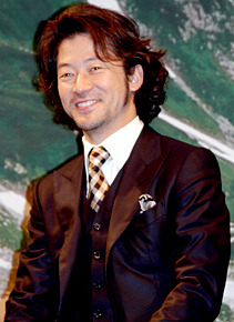 柴崎芳太郎役の浅野忠信