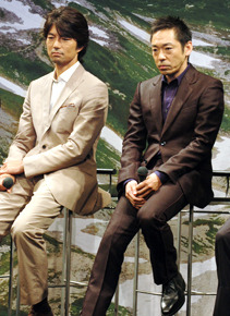 小島烏水役の仲村トオルと宇治長次郎役の香川照之