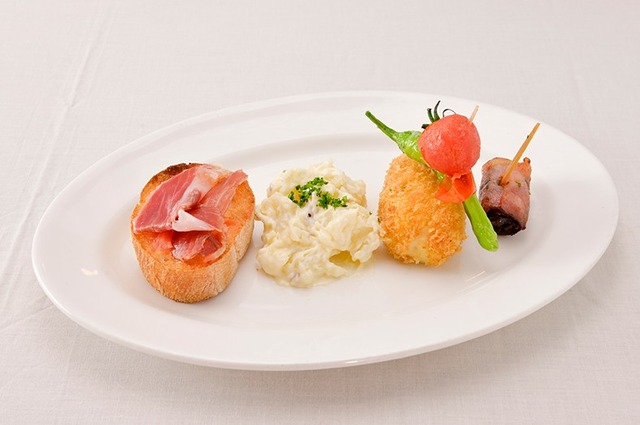 「タパス盛り合わせ」（750円）。