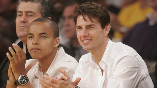 5月21日、息子のコナーとバスケ観戦を楽しむトム・クルーズ　-(C) Splash/AFLO