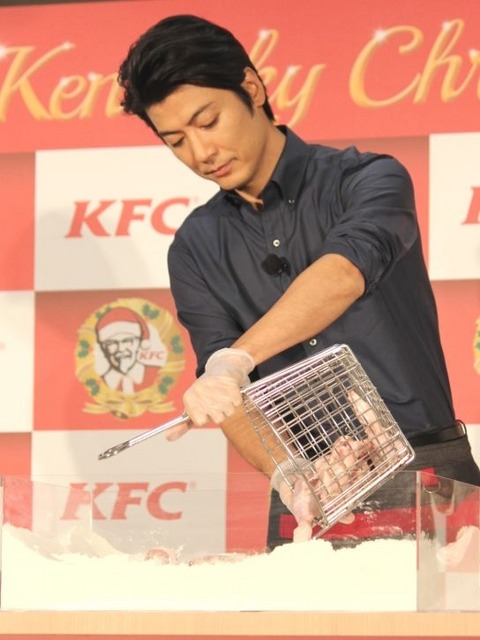 玉山鉄二が、“オリジナルチキン作り”に挑戦