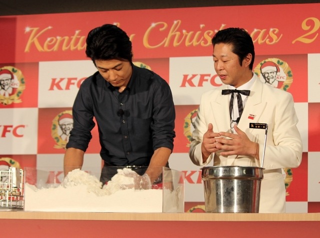 玉山鉄二が、“オリジナルチキン作り”に挑戦