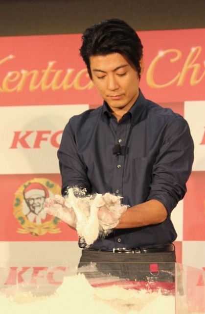 玉山鉄二が、“オリジナルチキン作り”に挑戦