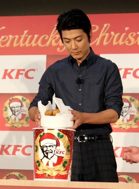 玉山鉄二が、“オリジナルチキン”をバーレルに詰めている様子