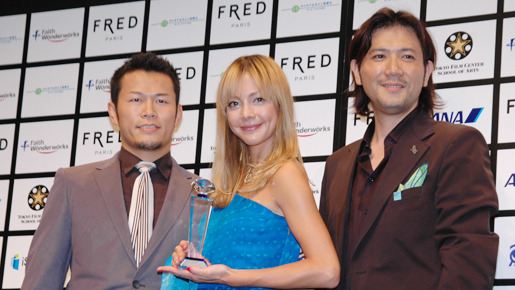 プレゼンターの須藤元気、土屋アンナ、映画祭実行委員会代表・別所哲也