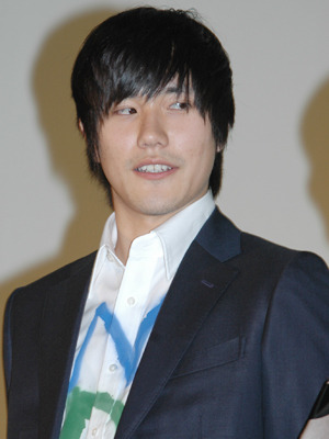 横目で麻生久美子をチラリ