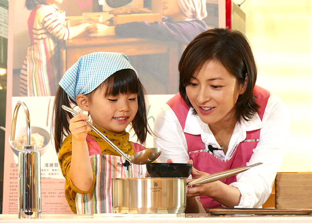 赤松えみな、広末涼子／『はなちゃんのみそ汁』みそ汁づくりイベント