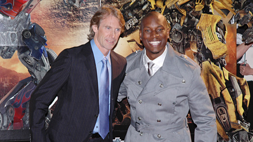 マイケル・ベイ監督と共にニッコリ！　ノリノリのタイリース