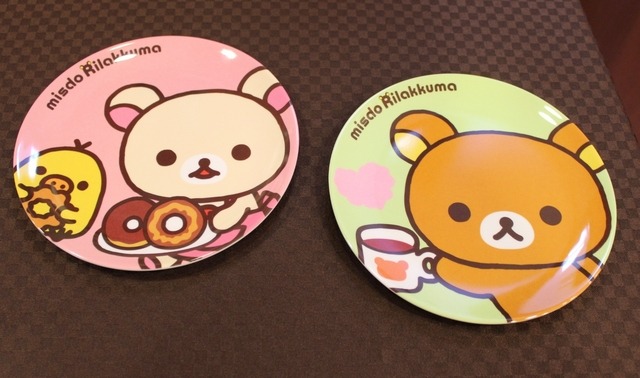 セット商品を購入するともらえる、オリジナルグッズ（クリスマスペアプレート）