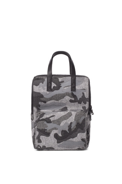 30万6,000円 ※日本限定／ヴァレンティノ