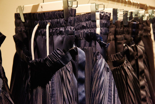 「Nikilab X sacai プリーツ ラップ」は外側にドローコードがついていて、フィット感を調節できる。