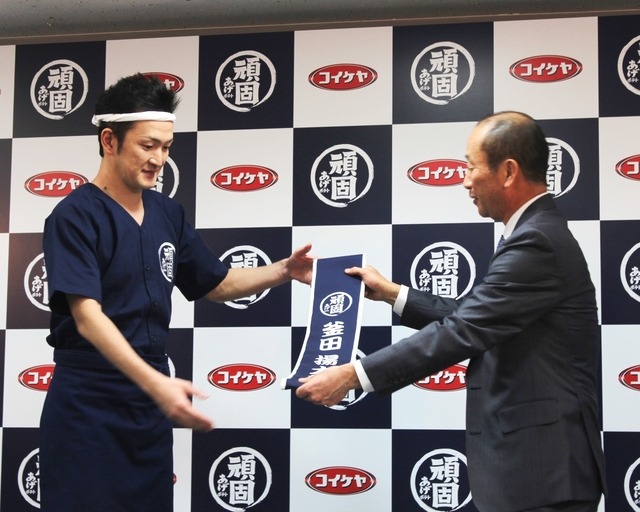 中村獅童と、湖池屋代表取締役会長の小池孝氏