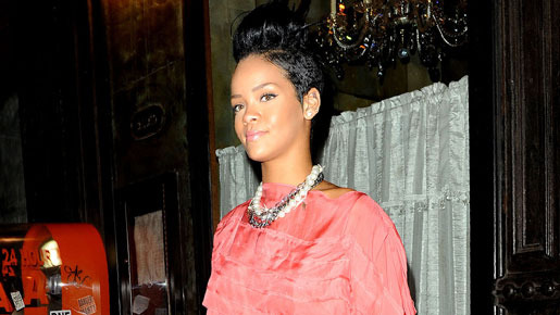 6月14日、N.Y.のホテルを後にするリアーナ　-(C) Rex Features/AFLO