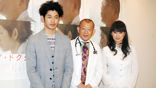 白衣姿で登場する鶴瓶とそれを囲む瑛太、余貴美子