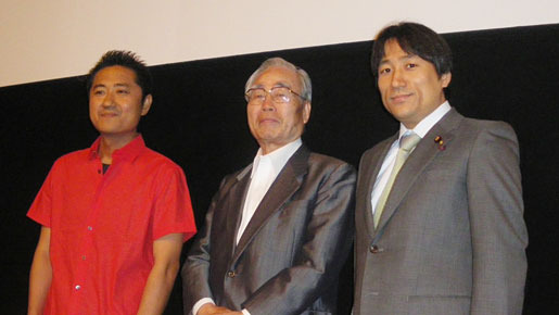 『精神』初日舞台挨拶にて（左から）想田和弘監督、山本昌知医師、川田龍平議員