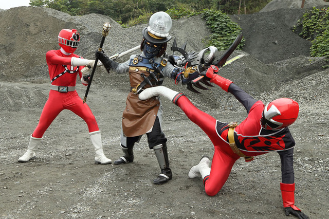 『手裏剣戦隊ニンニンジャーVSトッキュウジャー THE MOVIE 忍者・イン・ワンダーランド』「ニンニンジャーＶＳトッキュウジャー」製作委員会 (C) テレビ朝日・東映ＡＧ・東映