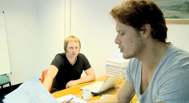 ゲール語を勉強中のサム・ヒューアン (C) 2014 Sony Pictures Television Inc. All Rights Reserved.