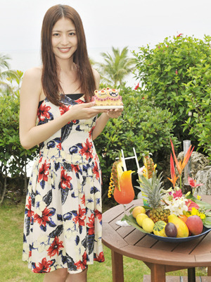 花柄のワンピース姿で登場！