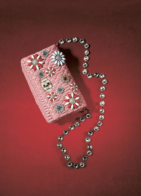 ビジューハンドル付バッグ 36万3,000円／ミュウミュウ