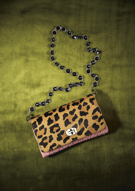 ハンドバッグ 17万4,000円／ミュウミュウ