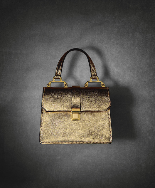 ハンドバッグ 17万1,000円／ミュウミュウ