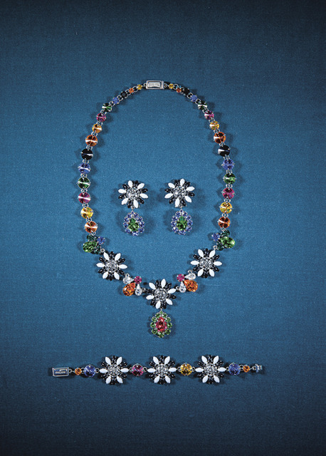 ネックレス 13万1,000円、イヤリング 5万8,000円、ブレスレット 8万1,000円／全てミュウミュウ