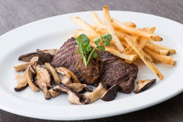 12月4日（金）オープンのサラベス東京店新メニュー「NYハンガーステーキ」2,700円。