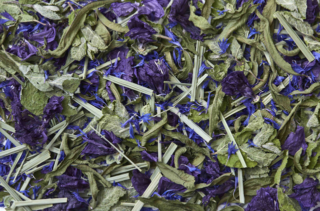 レモングラスやブルーマロー、ラベンダーなどからなる「クレンズ」