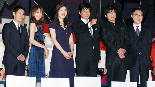 『アマルフィ 女神の報酬』完成披露試写会。（左から）伊藤淳史、戸田恵梨香、天海祐希、織田裕二、佐藤浩市、佐野史郎