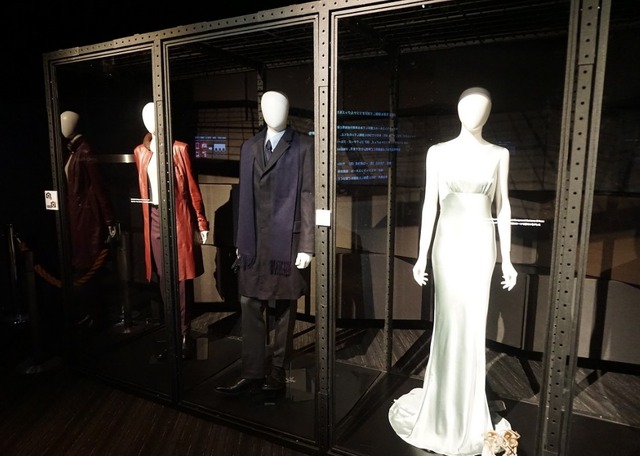 銀座 ソニービルの007公開記念イベント。劇中に着用された衣裳の展示。