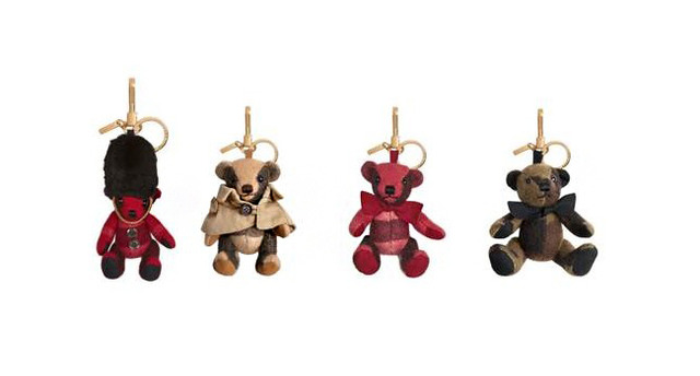 12月上旬から発売されるバーバリーの「トーマスベア チャーム」。各19,440円～31,320円。