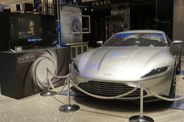 阪急メンズ東京の007公開記念イベント。ボンドカー・アストンマーティンDB10（推定価格5億6,000万円）の実車展示。