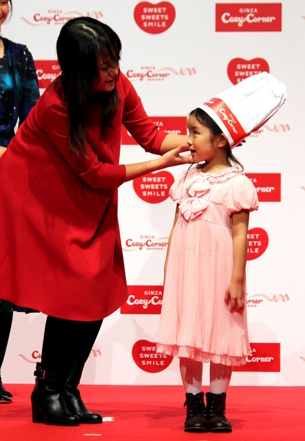 草刈麻有が、加藤さんに「パティシエ帽」を贈呈