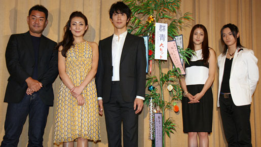 『群青　愛が沈んだ海の色』初日舞台挨拶（左から）中川陽介監督、田中美里、佐々木蔵之介、長澤まさみ、良知真次