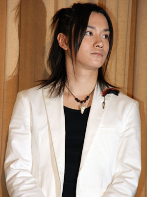 海人のお守り、サメの歯を身につけ登場