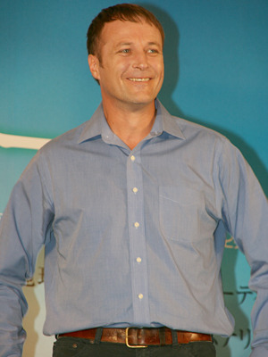 監督のマシュー・エバーハード