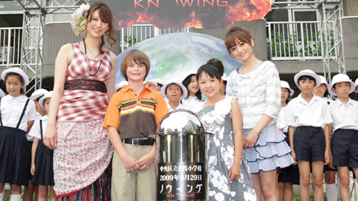 『ノウイング』タイムカプセル埋蔵記念式典イベント。(左から)リア・ディゾン、チャンドラー・カンタベリー、さくらまや、安達祐美