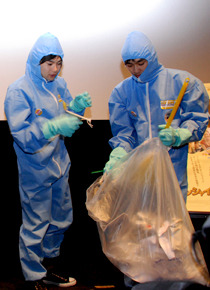 清掃員コスチュームで劇場をお掃除