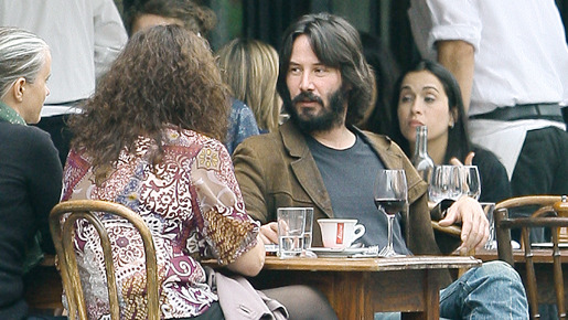 友人たちとN.Y.市内のホテルで食事をするキアヌ -(C) Splash/AFLO