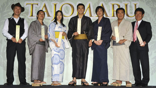 『TAJOMARU』完成報告会見にて（左から）中野監督、やべきょうすけ、柴本幸、小栗旬、田中圭、松方弘樹、山本プロデューサー