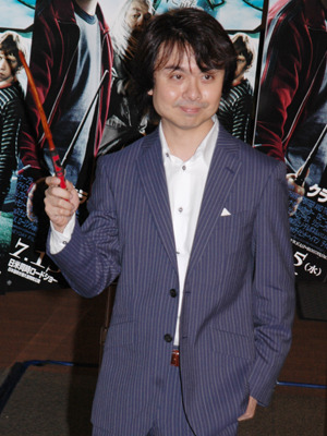 鏡リュウジも杖を持ってポーズ！