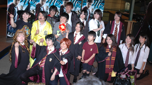 一同、杖を持ってポーズ！