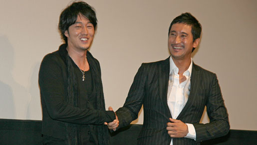 固い握手を交わすソ・ジソブ（左）とシン・ヒョンジュン（右）