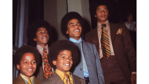 1970年、NAACPイメージ・アワードを受賞した際のジャクソン5(左から)マーロン、ジャーメイン、マイケル、ティト、ジャッキー -(C) Hulton/Getty Images/AFLO