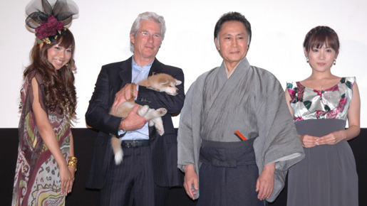 抱いている犬は『ハチ公物語』に出演した犬の血を引く秋田犬